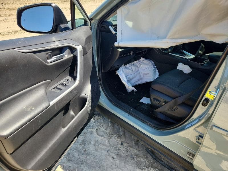 2022 TOYOTA RAV4 XLE 8