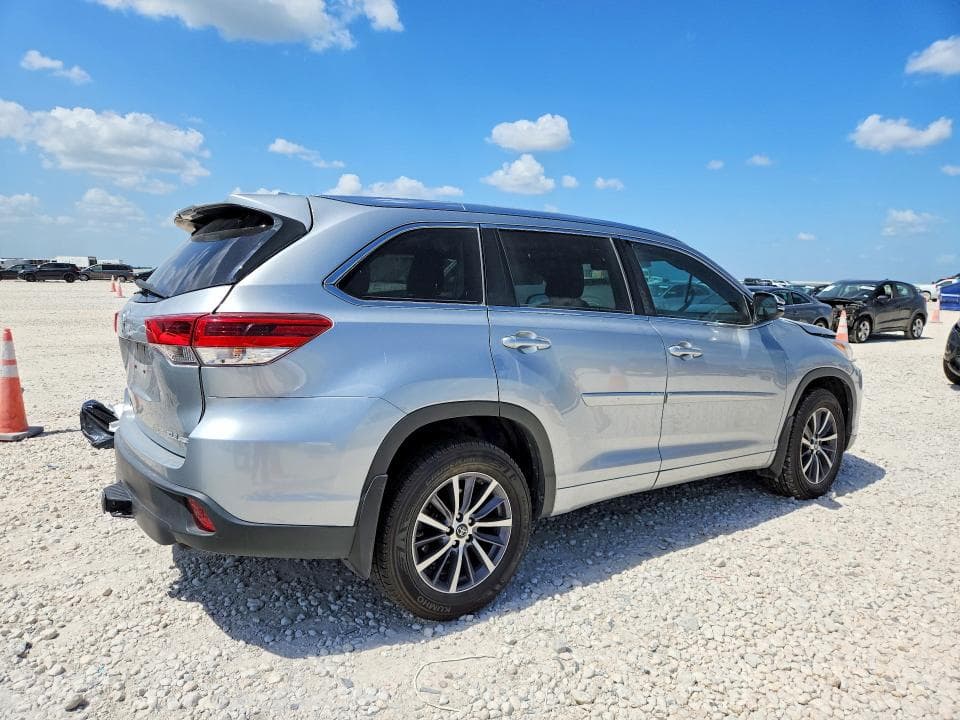 2018 TOYOTA HIGHLANDER XLE 3
