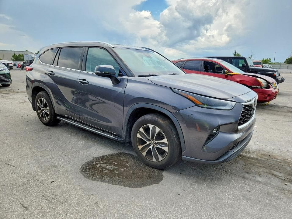 2021 TOYOTA HIGHLANDER XLE XLE 4