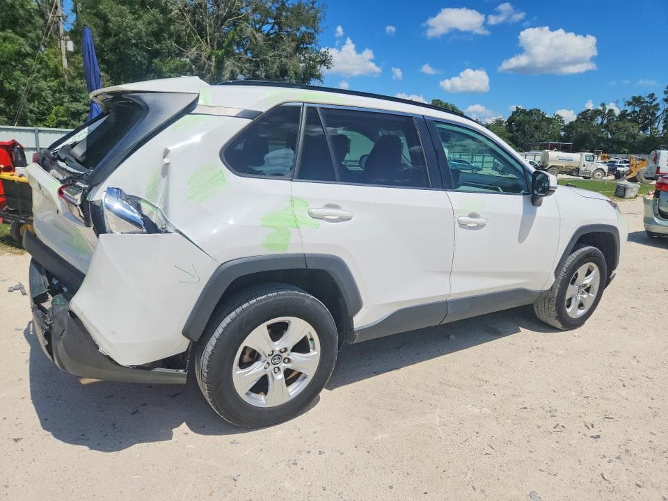 2020 TOYOTA RAV4 XLE 3