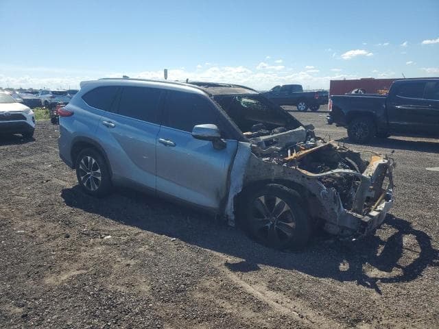 2021 TOYOTA HIGHLANDER XLE 4