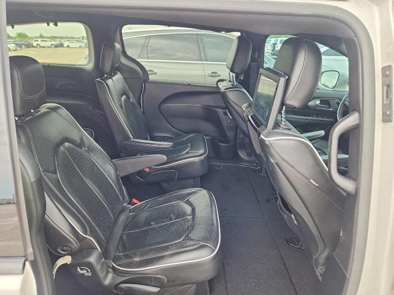 2019 CHRYSLER PACIFICA LIMITED 10