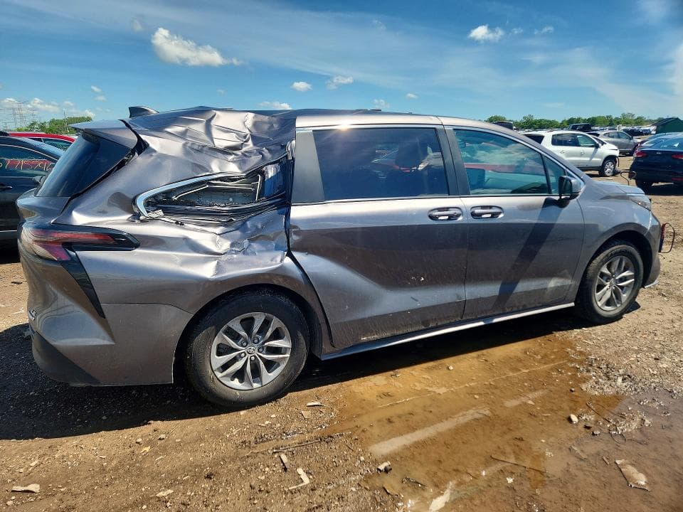 2024 TOYOTA SIENNA LE 3