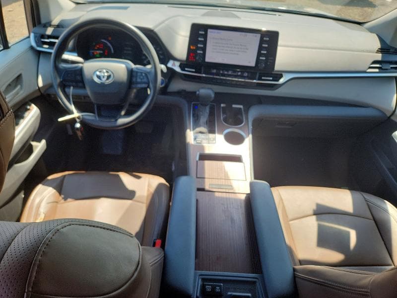 2024 TOYOTA SIENNA LE 8