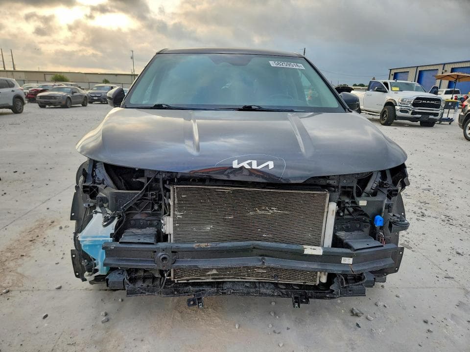 2023 KIA CARNIVAL LX 5