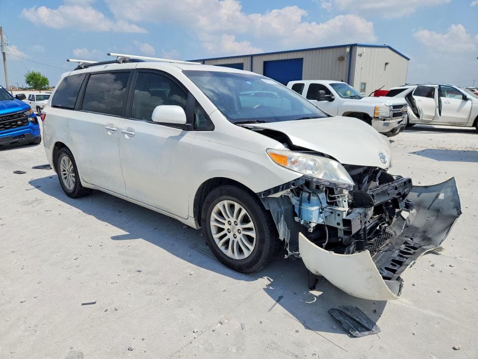 2017 TOYOTA SIENNA XLE 8-PASSENGER XLE 8-PASSENGER 4