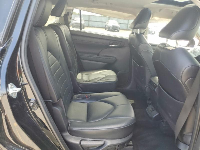 2021 TOYOTA HIGHLANDER XLE 11
