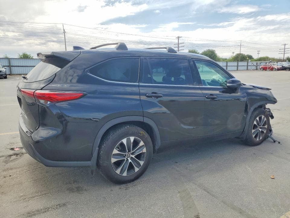 2021 TOYOTA HIGHLANDER XLE 3