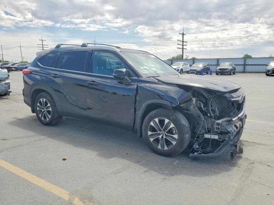 2021 TOYOTA HIGHLANDER XLE 4