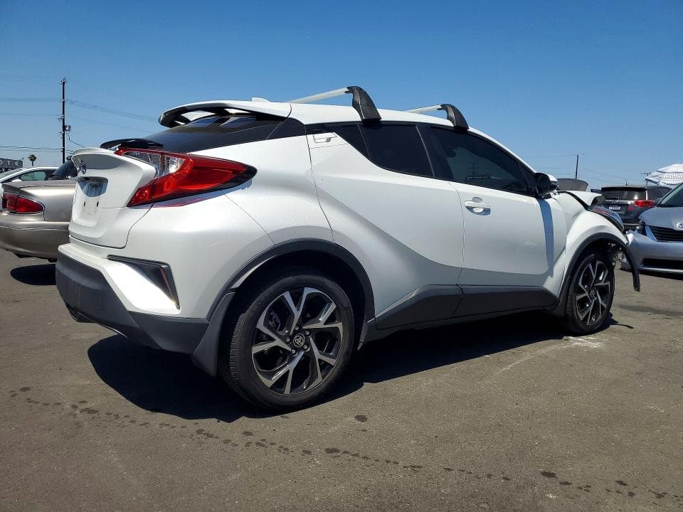 2022 TOYOTA C-HR XLE 3