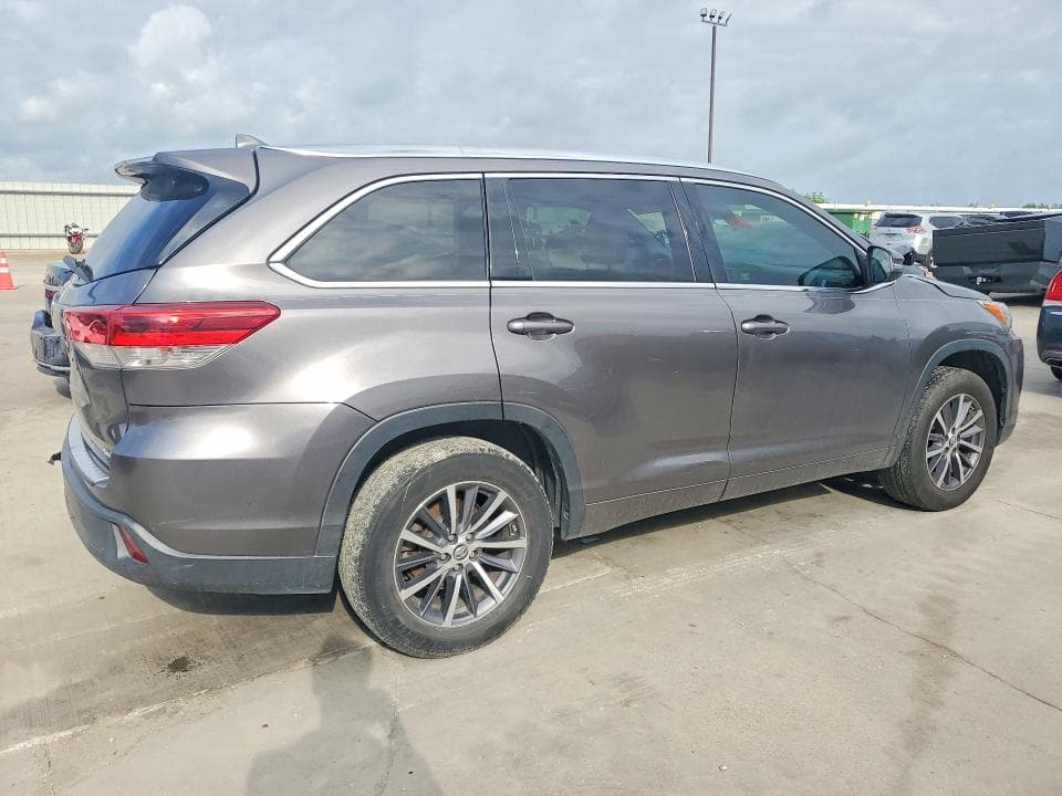 2017 TOYOTA HIGHLANDER XLE 3