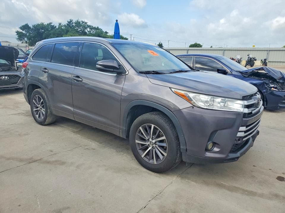 2017 TOYOTA HIGHLANDER XLE 4