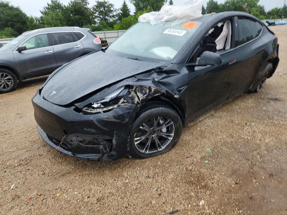 2025 TESLA MODEL Y 1