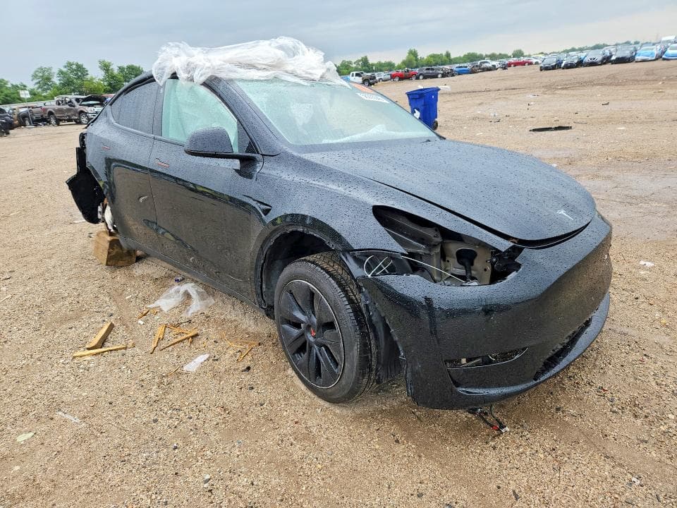 2025 TESLA MODEL Y 4