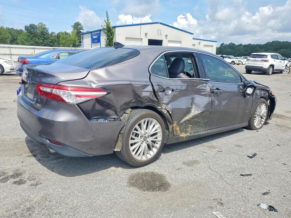 2020 TOYOTA CAMRY XLE 3