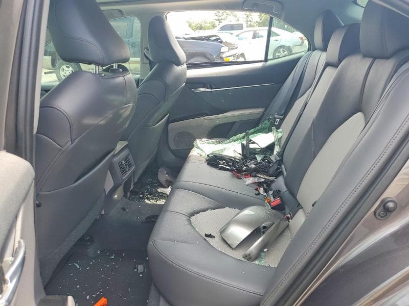 2020 TOYOTA CAMRY XLE 10