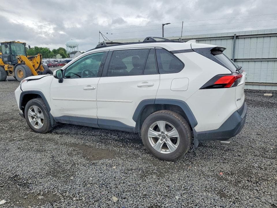 2021 TOYOTA RAV4 XLE 2