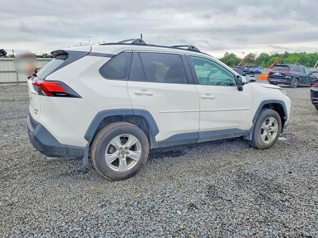 2021 TOYOTA RAV4 XLE 3