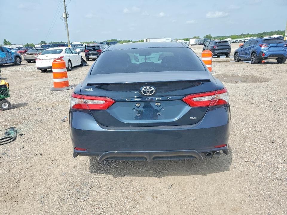 2018 TOYOTA CAMRY SE 6