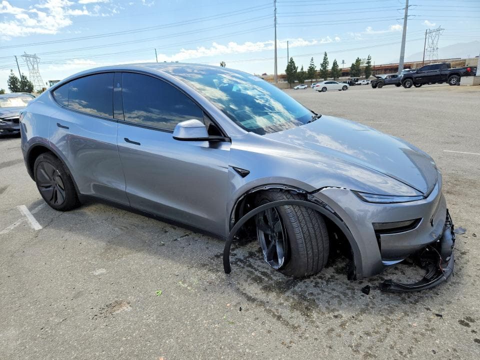 2026 TESLA MODEL Y 4