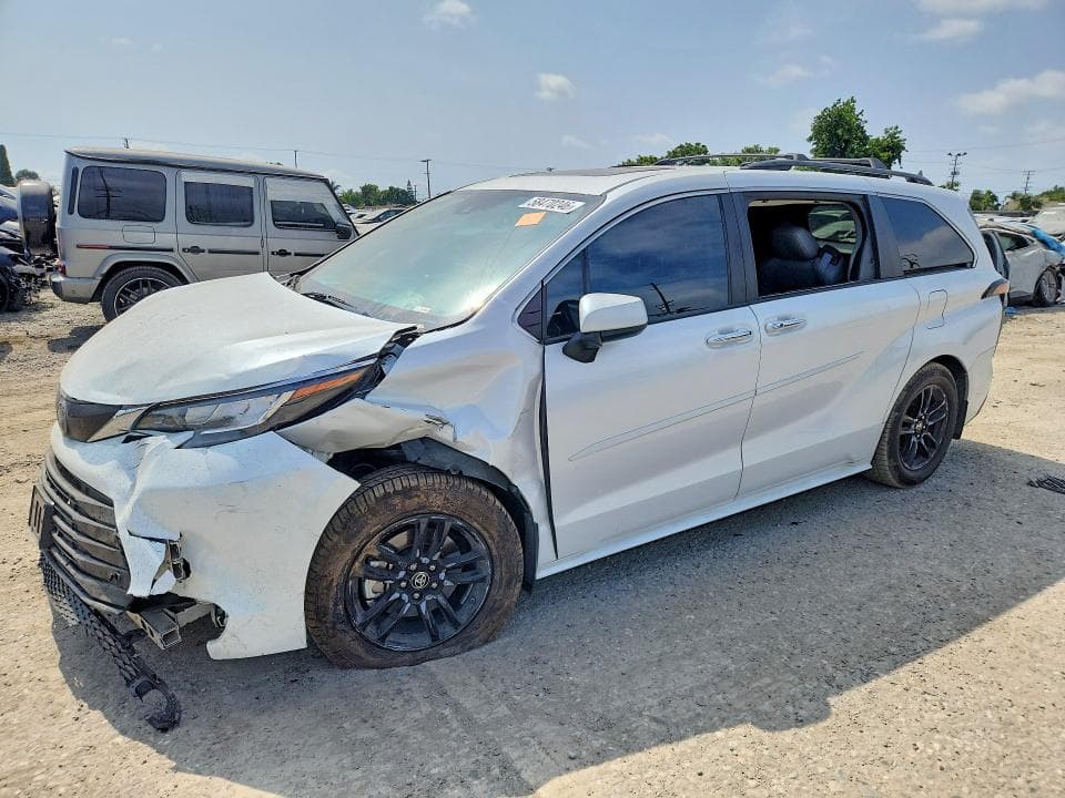 2023 TOYOTA SIENNA XLE - 1