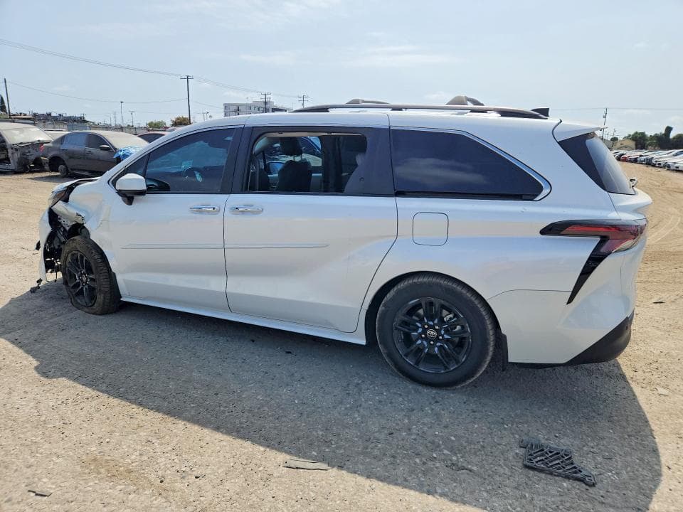 2023 TOYOTA SIENNA XLE 2