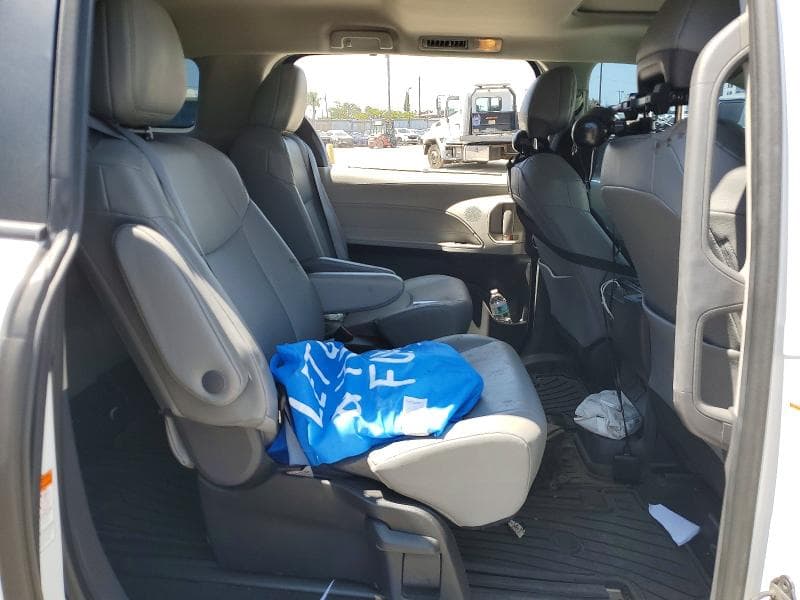 2023 TOYOTA SIENNA XLE 11
