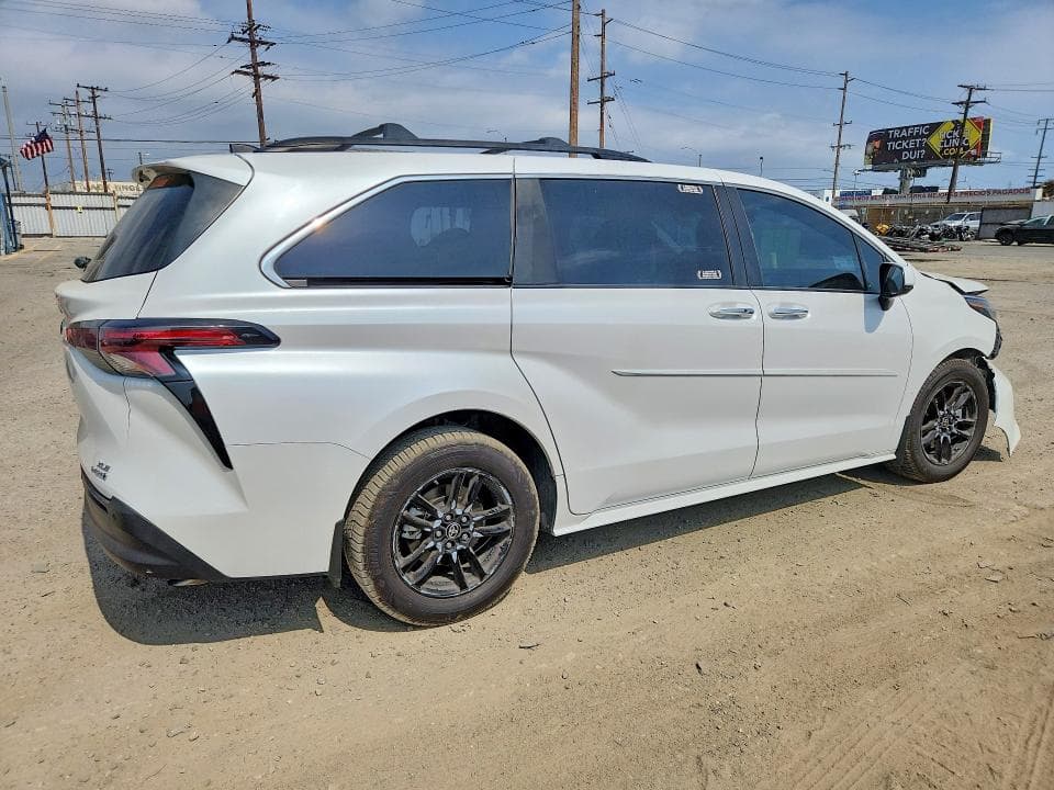 2023 TOYOTA SIENNA XLE 3