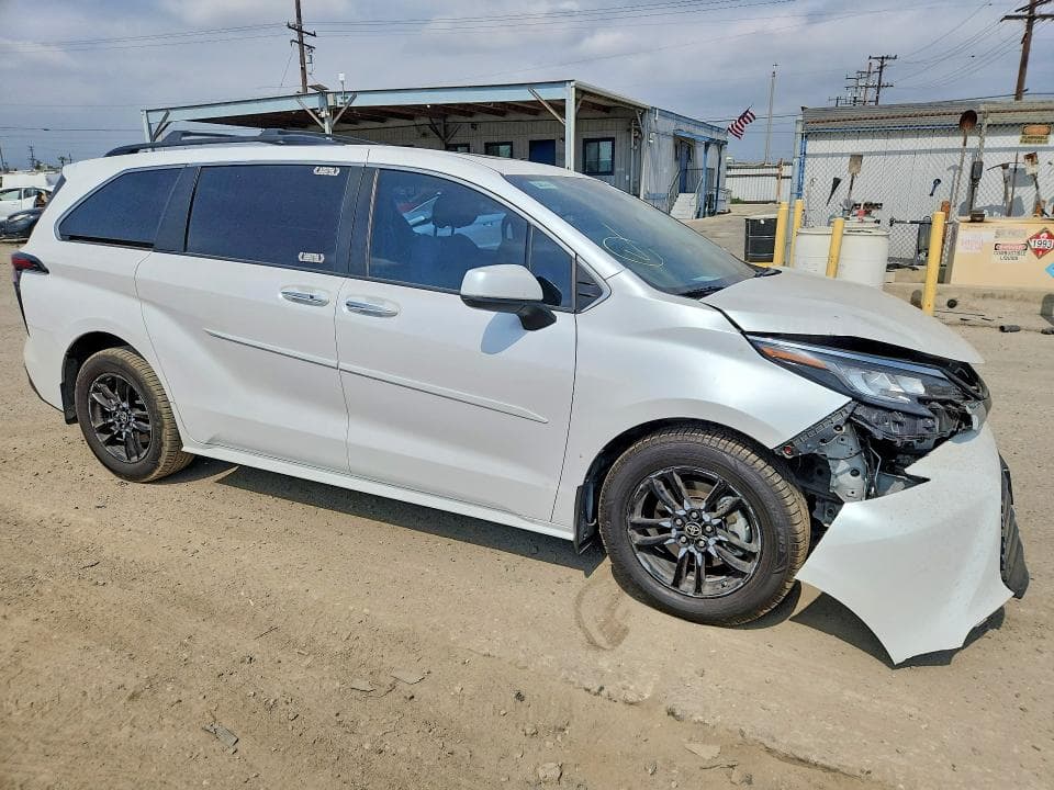 2023 TOYOTA SIENNA XLE 4