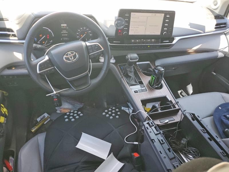 2023 TOYOTA SIENNA XLE 8