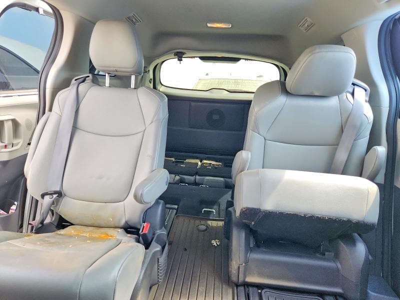 2023 TOYOTA SIENNA XLE 10