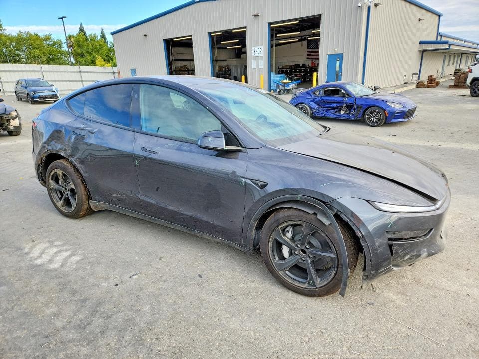 2026 TESLA MODEL Y 4