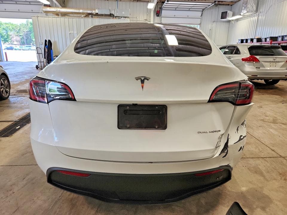 2024 TESLA MODEL Y 6