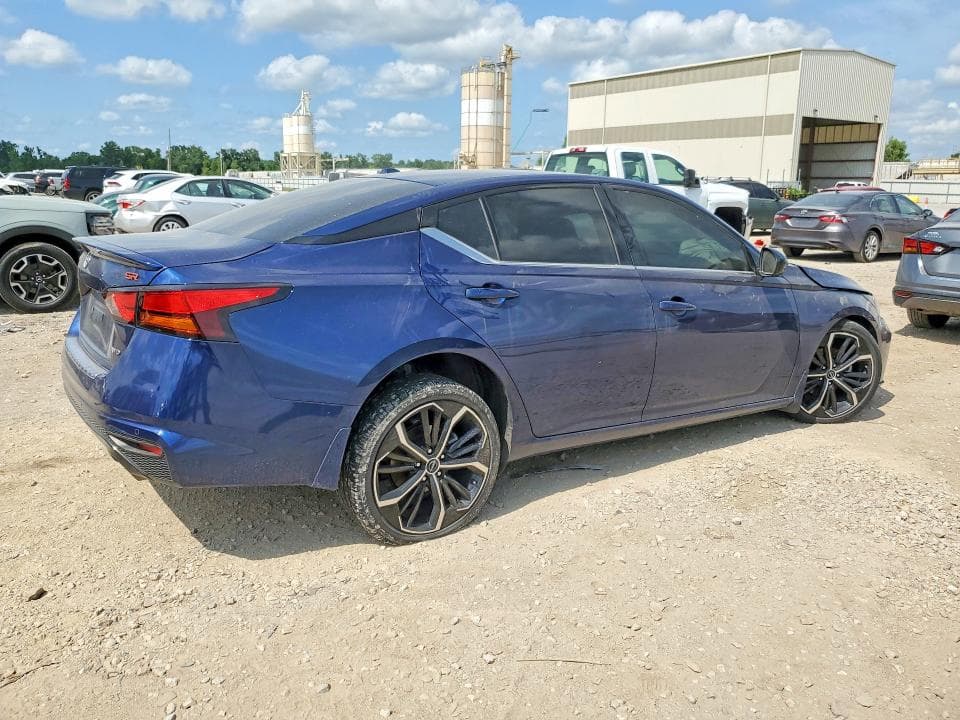 2023 NISSAN ALTIMA SR 3