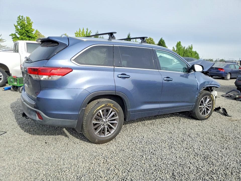 2018 TOYOTA HIGHLANDER XLE 3