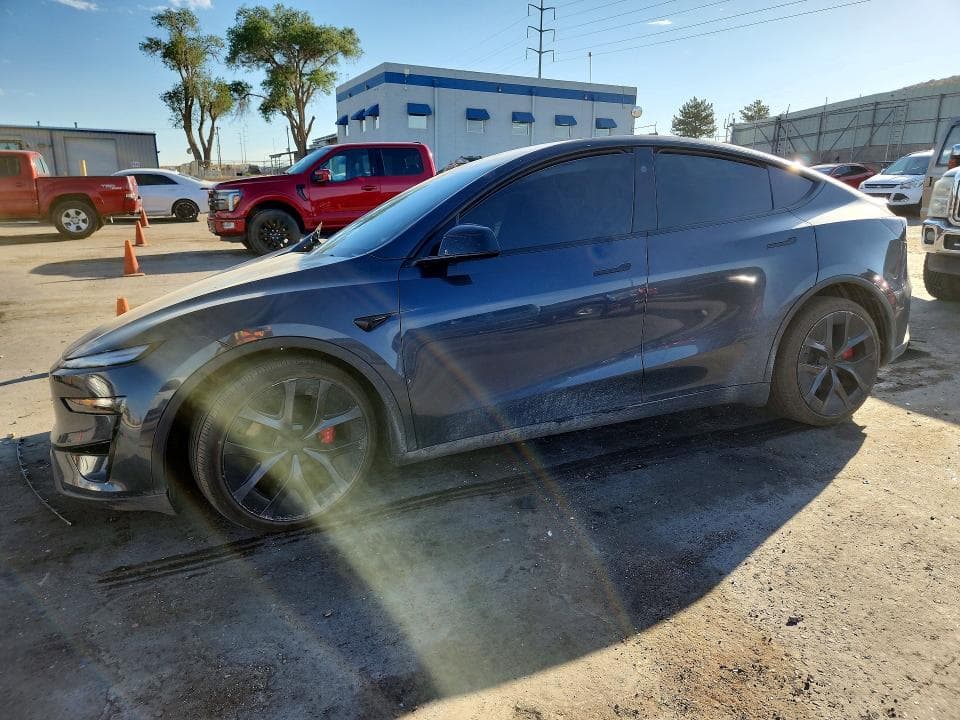 2026 TESLA MODEL Y 1