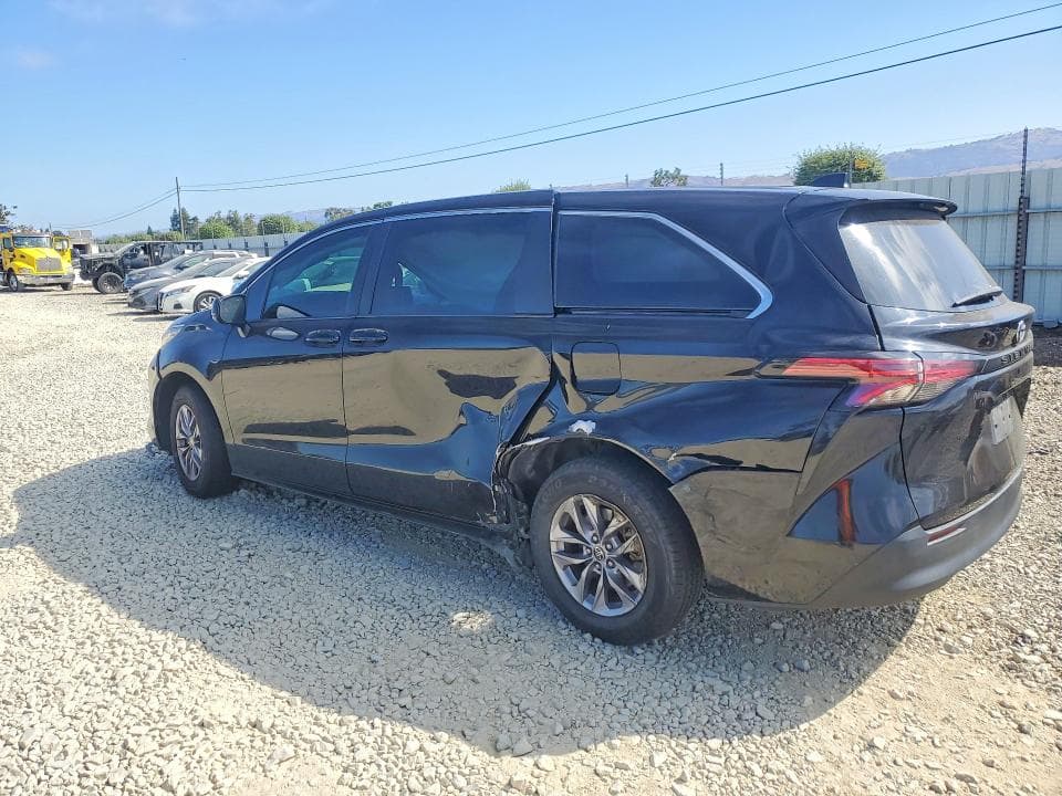 2022 TOYOTA SIENNA LE 2