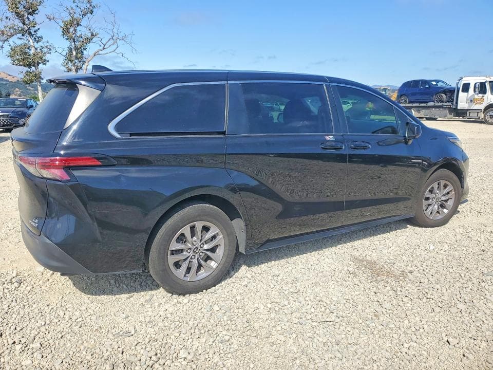 2022 TOYOTA SIENNA LE 3