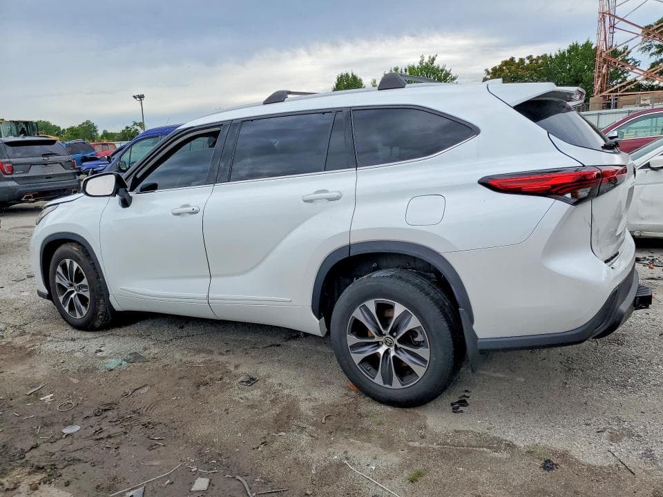 2022 TOYOTA HIGHLANDER XLE 2