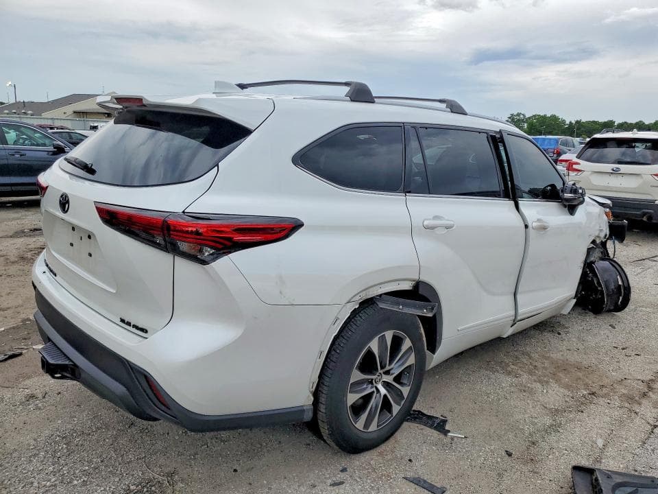 2022 TOYOTA HIGHLANDER XLE 3