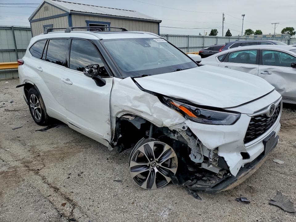 2022 TOYOTA HIGHLANDER XLE 4