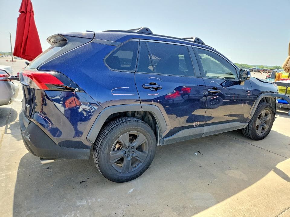 2019 TOYOTA RAV4 XLE 3