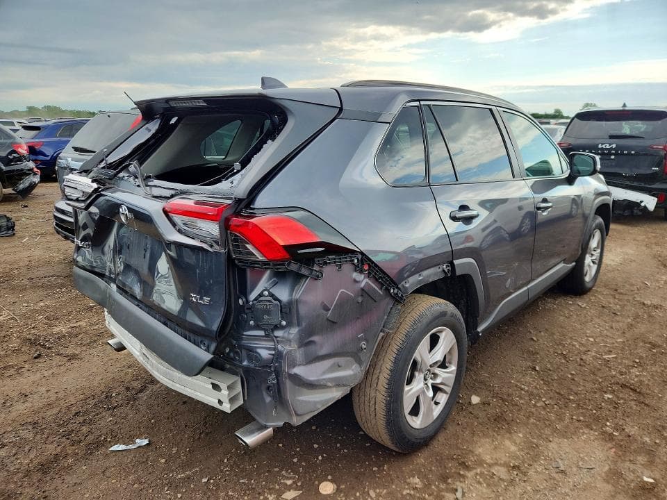 2020 TOYOTA RAV4 XLE 3