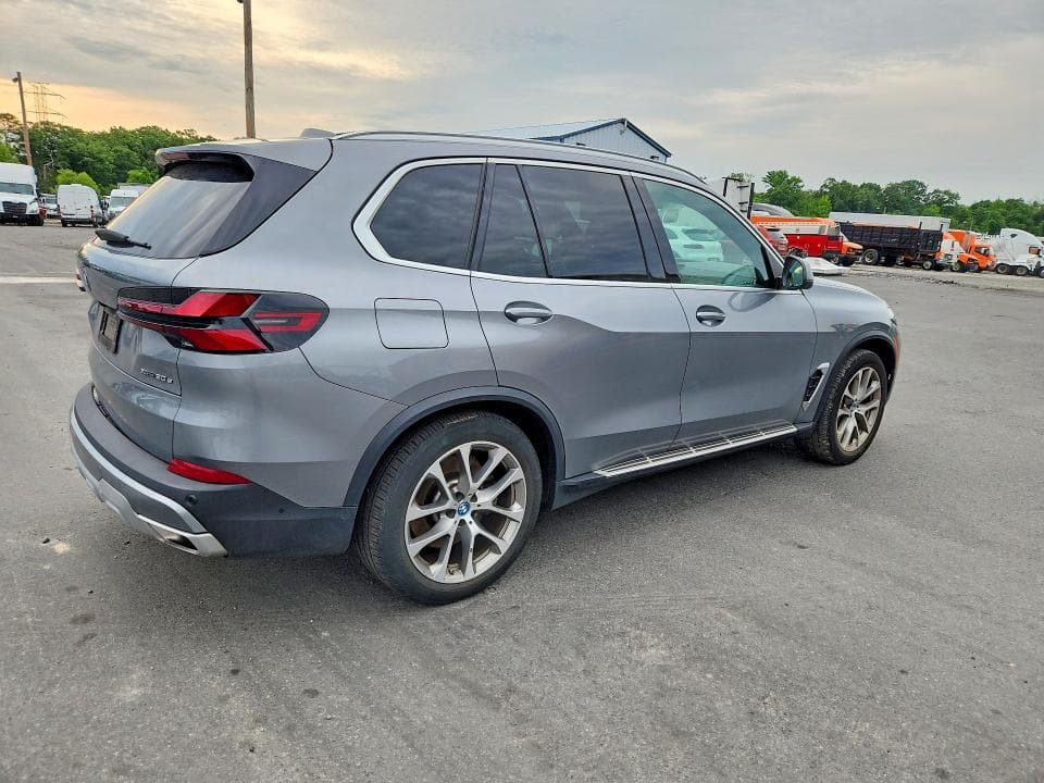 2025 BMW X5 XDRIVE50E 3