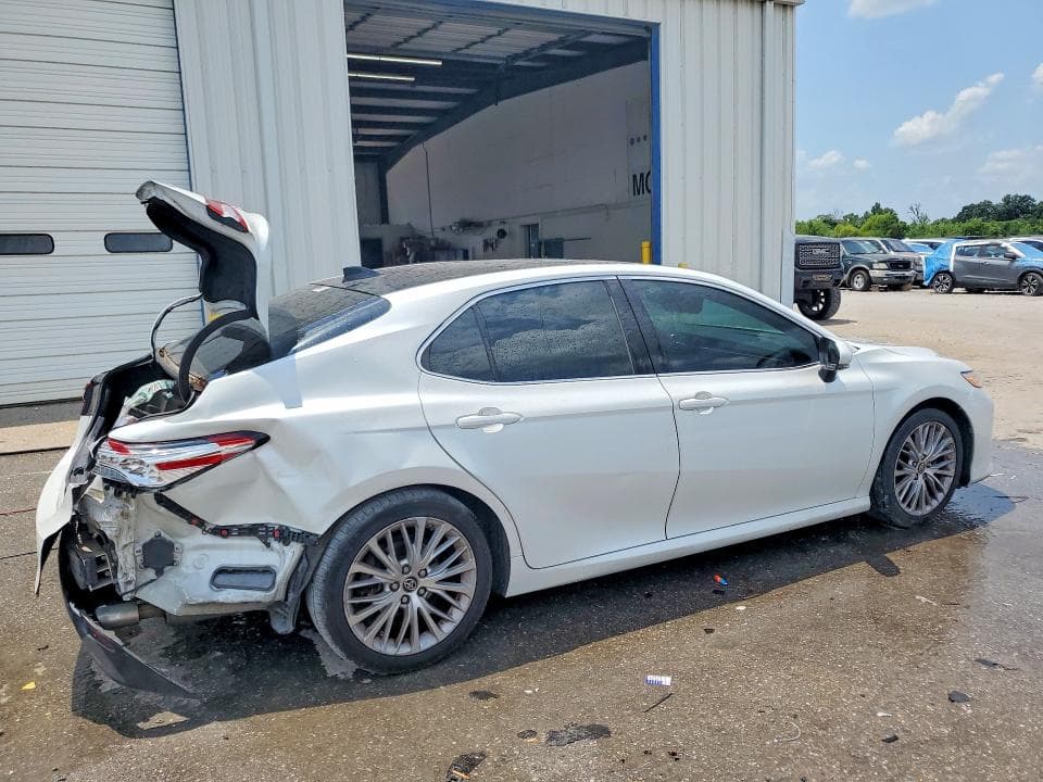 2019 TOYOTA CAMRY XLE 3