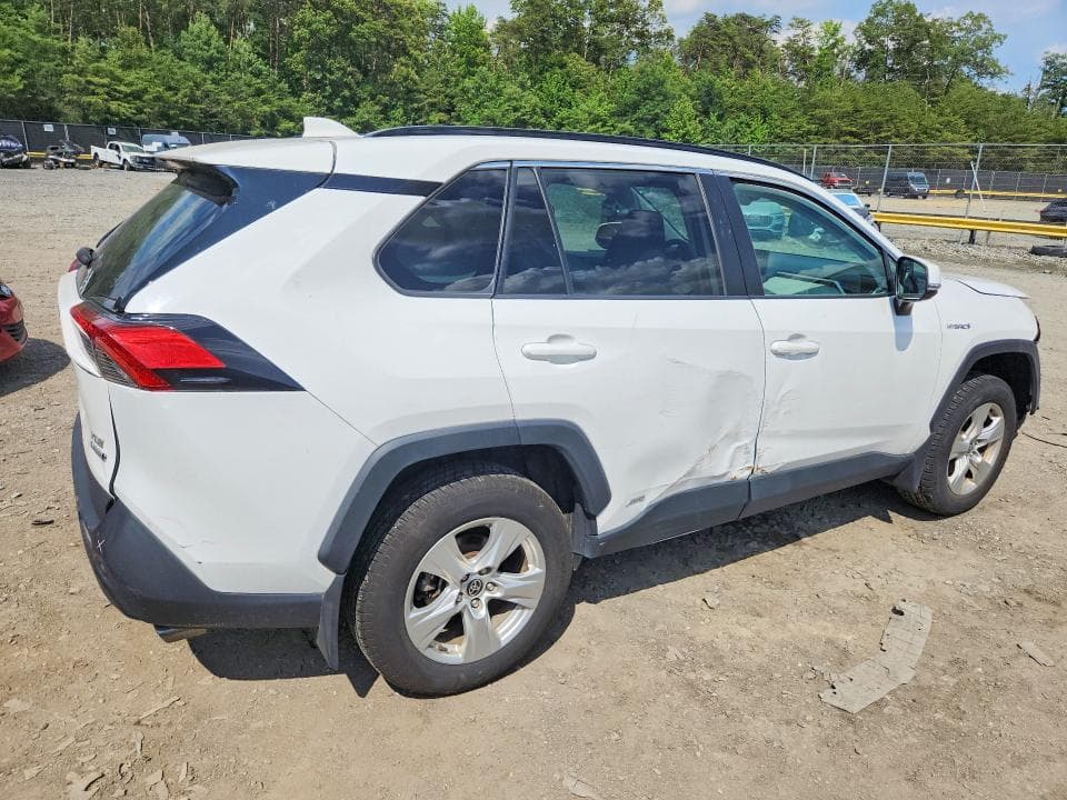 2021 TOYOTA RAV4 XLE 3