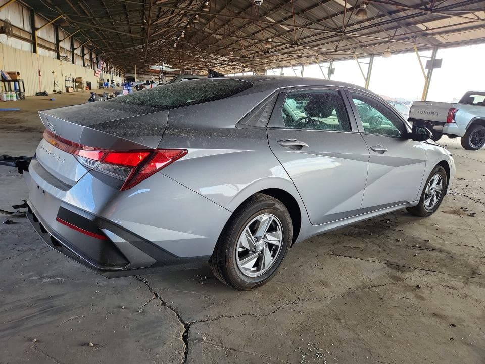 2025 HYUNDAI ELANTRA SE 3
