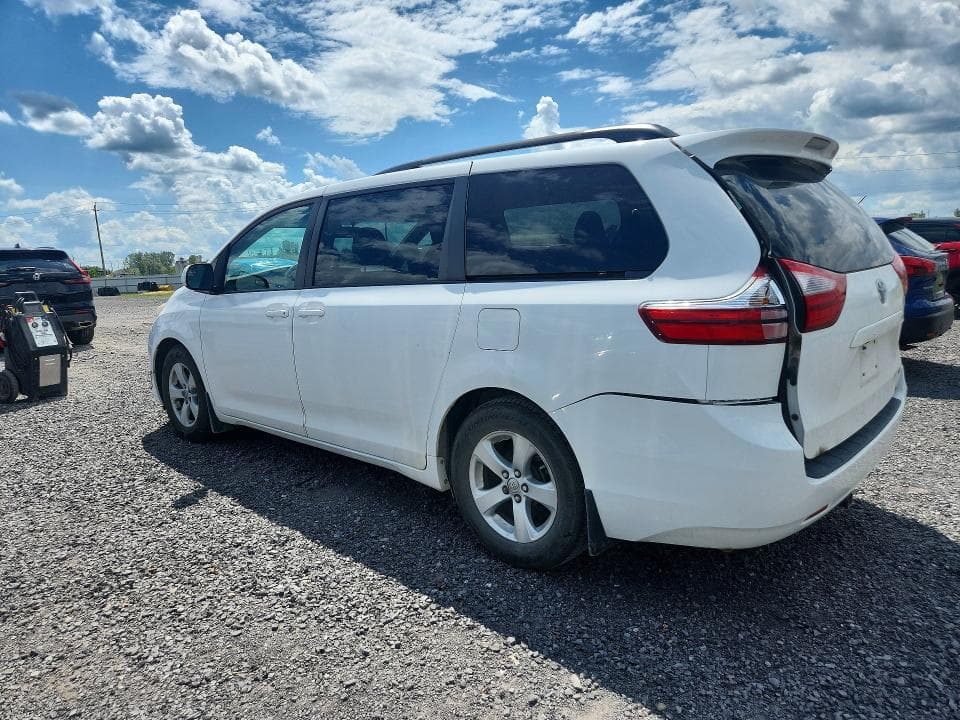 2017 TOYOTA SIENNA LE 2