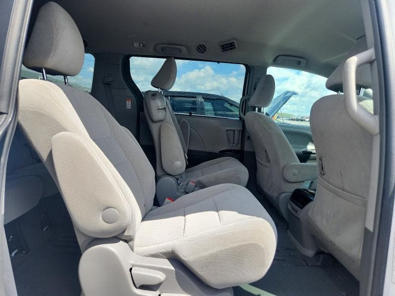 2017 TOYOTA SIENNA LE 11