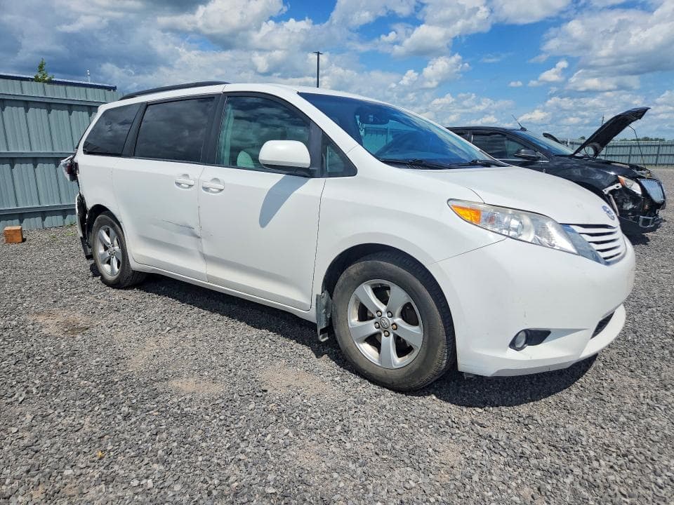 2017 TOYOTA SIENNA LE 4
